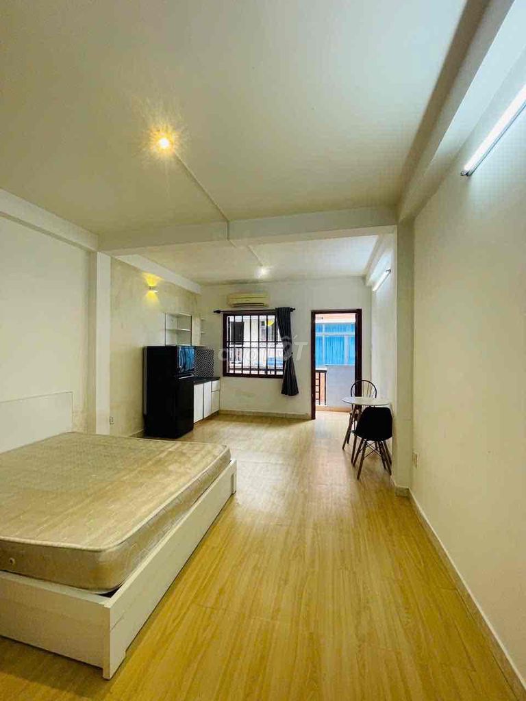 The balcony studio -- big room, Quang Trung.