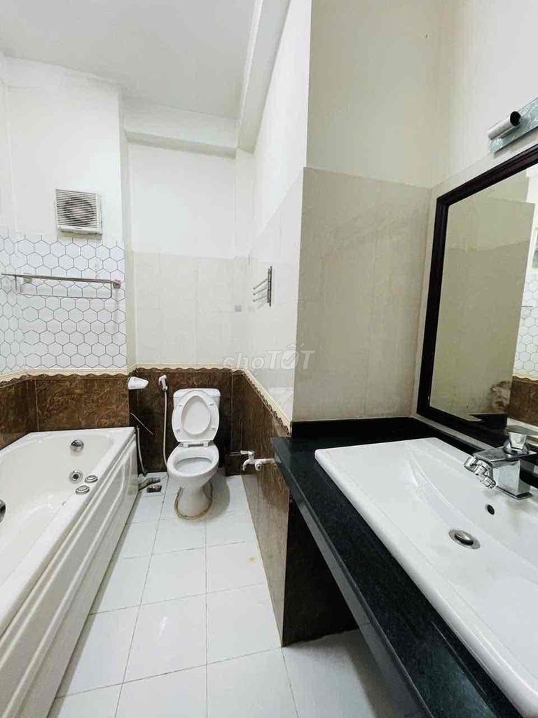 The balcony studio -- big room, Quang Trung.