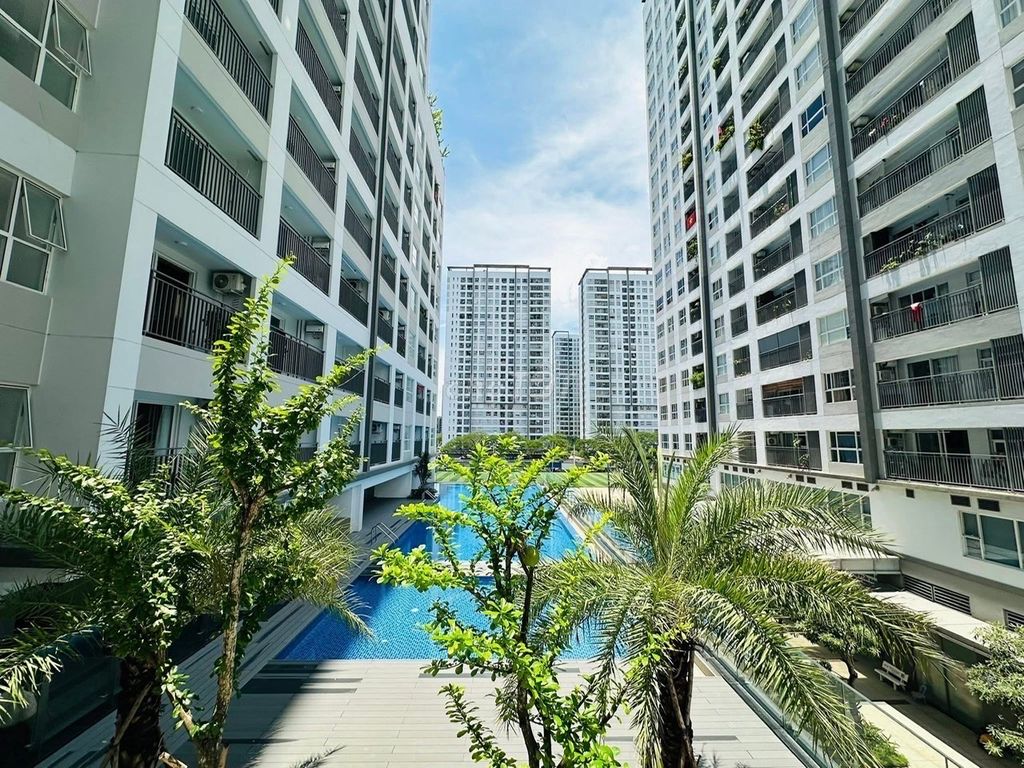 Sunrise Riverside-- a nice apartment package, lots of space right now!