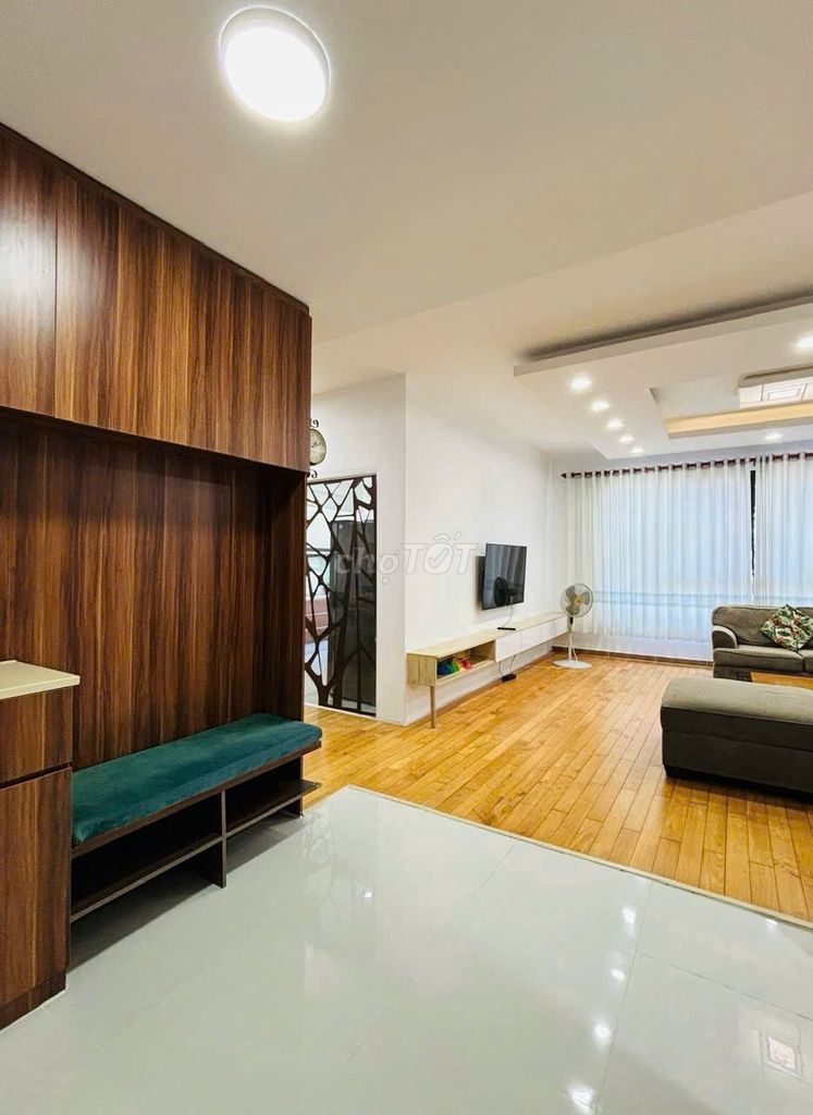 Rents for the 7- 160 M2-three bedrooms - 4 toilets - 19.9 million a month.