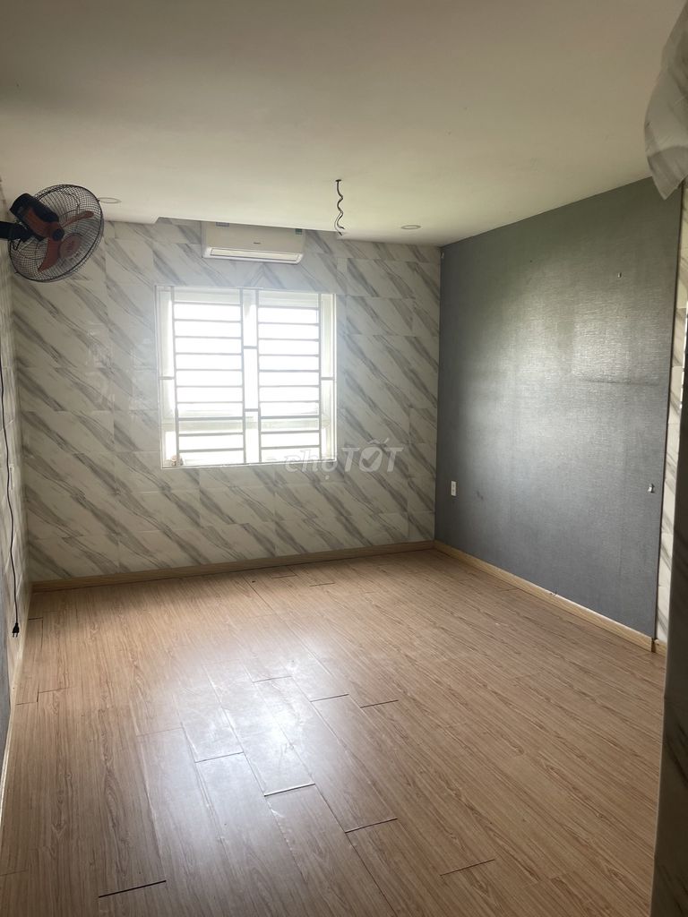 Rent a three-size Moscow apartment 12th murder station with 90 meters, 11 million.