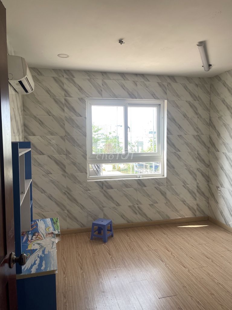 Rent a three-size Moscow apartment 12th murder station with 90 meters, 11 million.