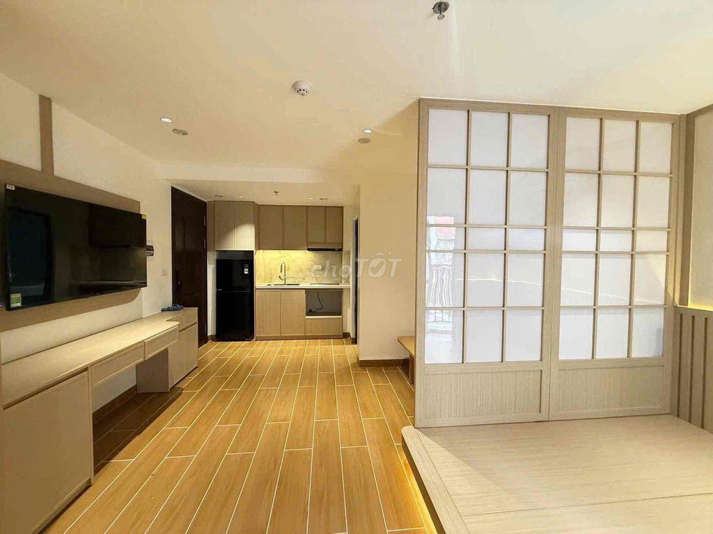Rent a super-glutinated balcony apartment in Sư Vạn Hạnh District 10 cheap