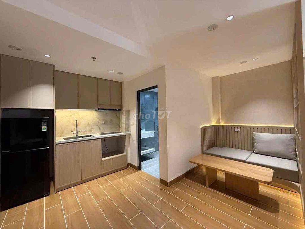 Rent a super-glutinated balcony apartment in Sư Vạn Hạnh District 10 cheap