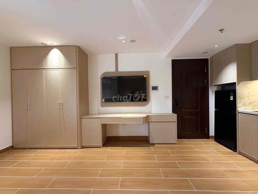 Rent a super-glutinated balcony apartment in Sư Vạn Hạnh District 10 cheap