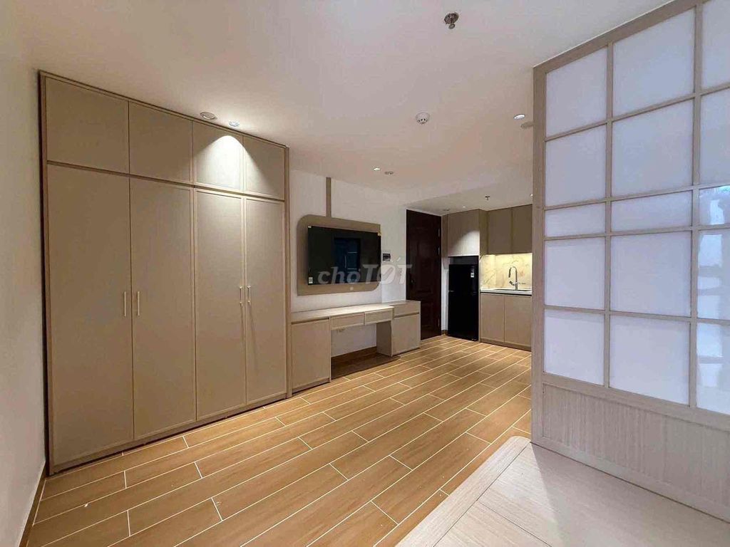Rent a super-glutinated balcony apartment in Sư Vạn Hạnh District 10 cheap