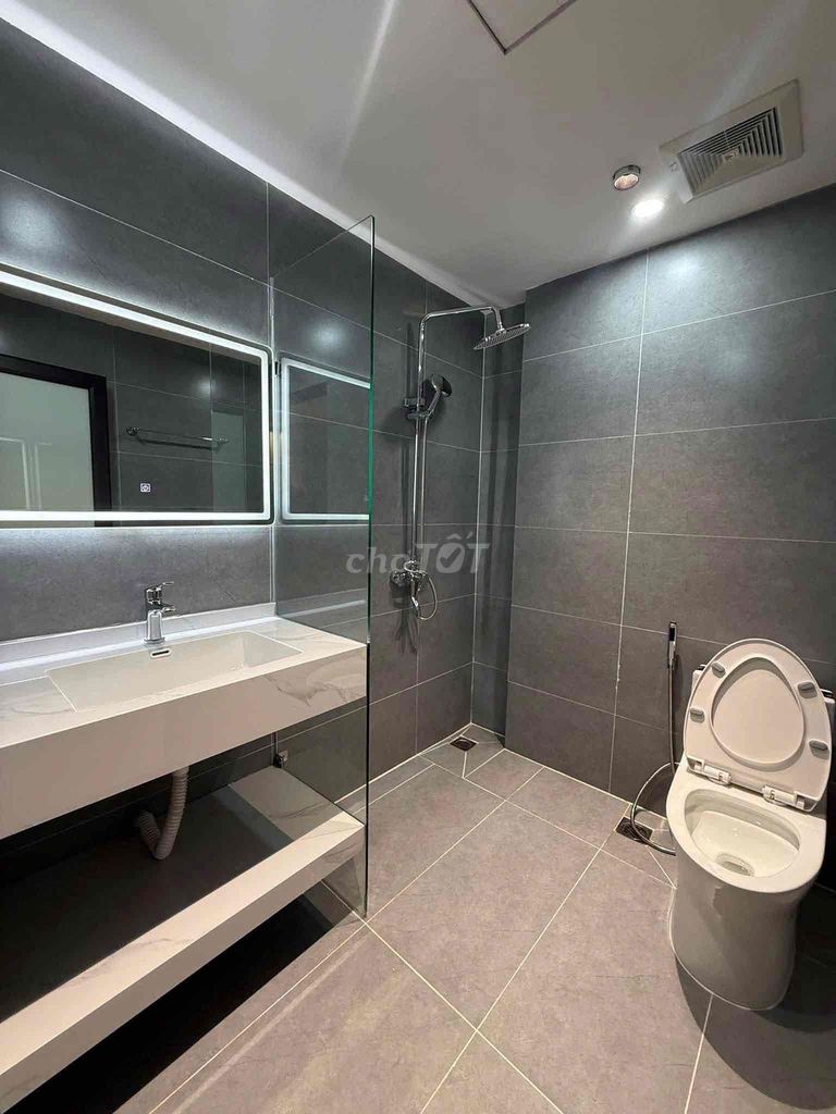 Rent a super-glutinated balcony apartment in Sư Vạn Hạnh District 10 cheap