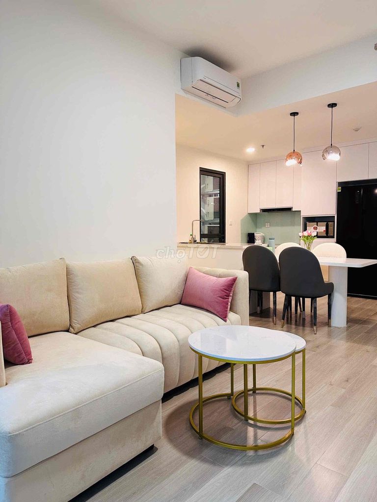 The super-glutin with the suitcase in the apartment, the big apartment of my dreams!