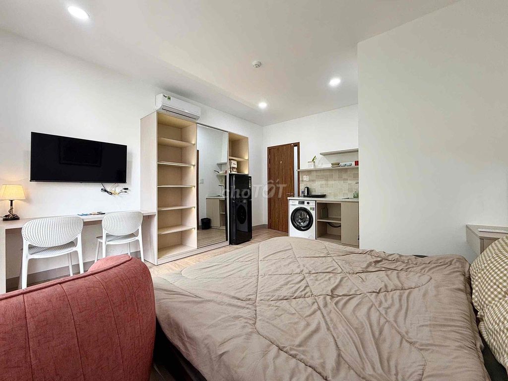 The new studio is 100%, the balcony at Bình Thạnh - via 1rd District.