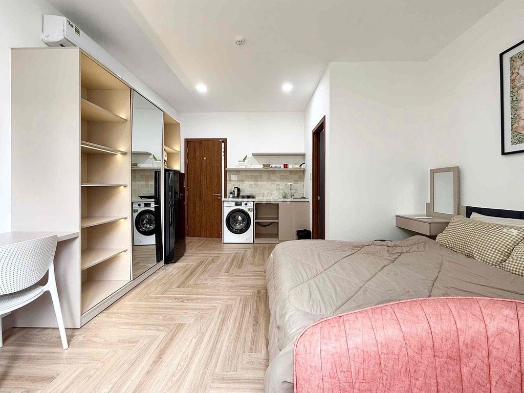 The new studio is 100%, the balcony at Bình Thạnh - via 1rd District.