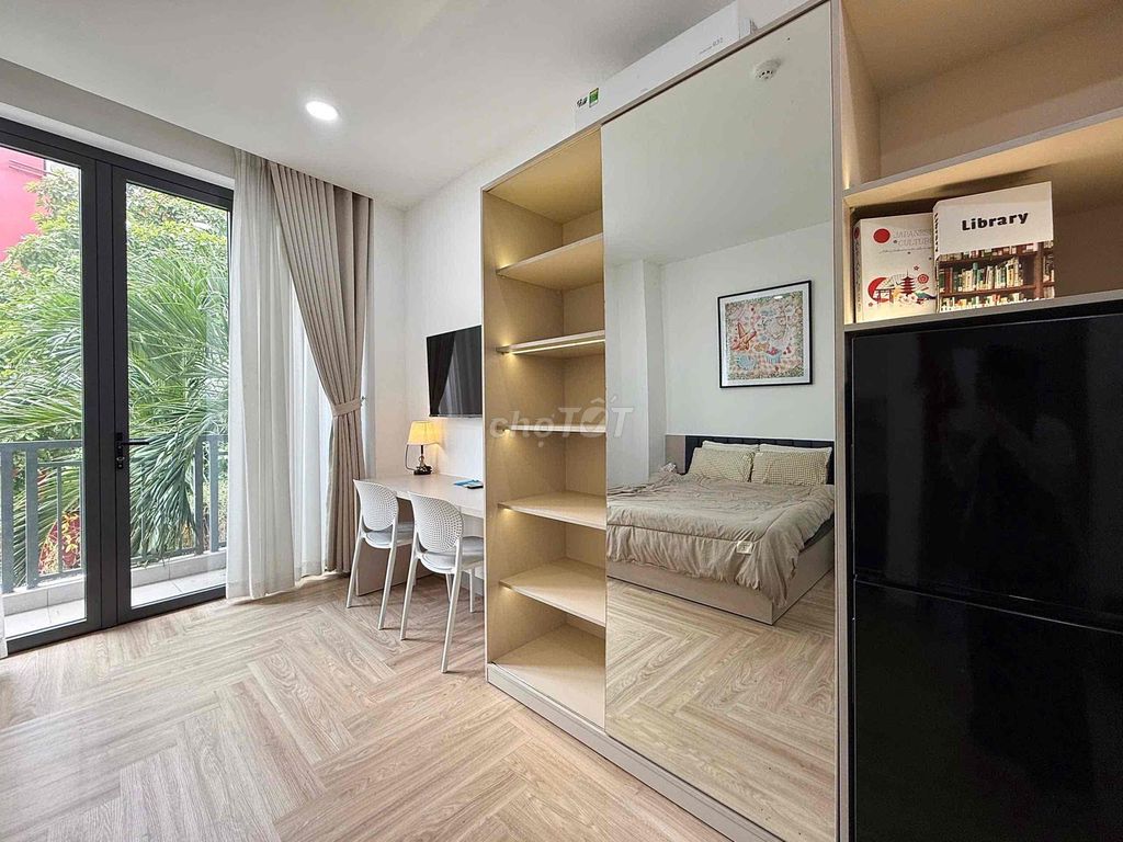The new studio is 100%, the balcony at Bình Thạnh - via 1rd District.
