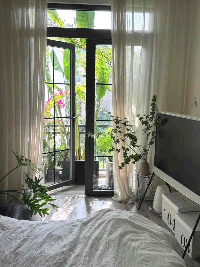 Rent the studio with the balcony, cut out the green-view kitchen.