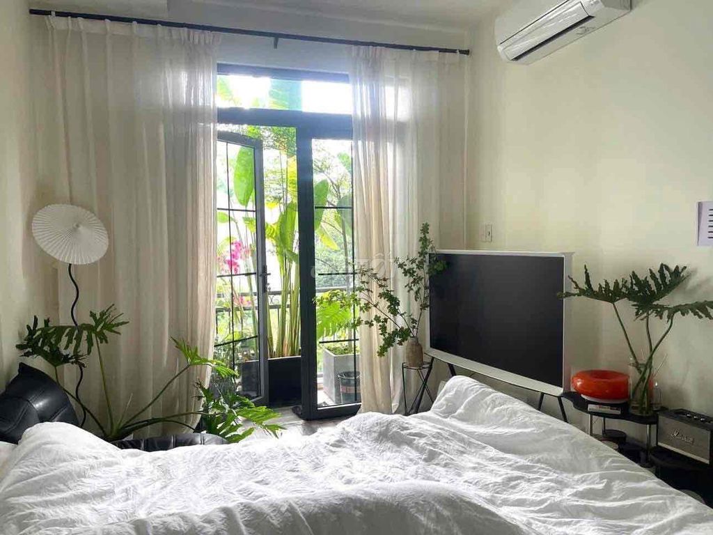 Rent the studio with the balcony, cut out the green-view kitchen.