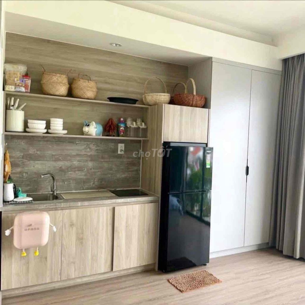 Rent the studio with the balcony, cut out the green-view kitchen.