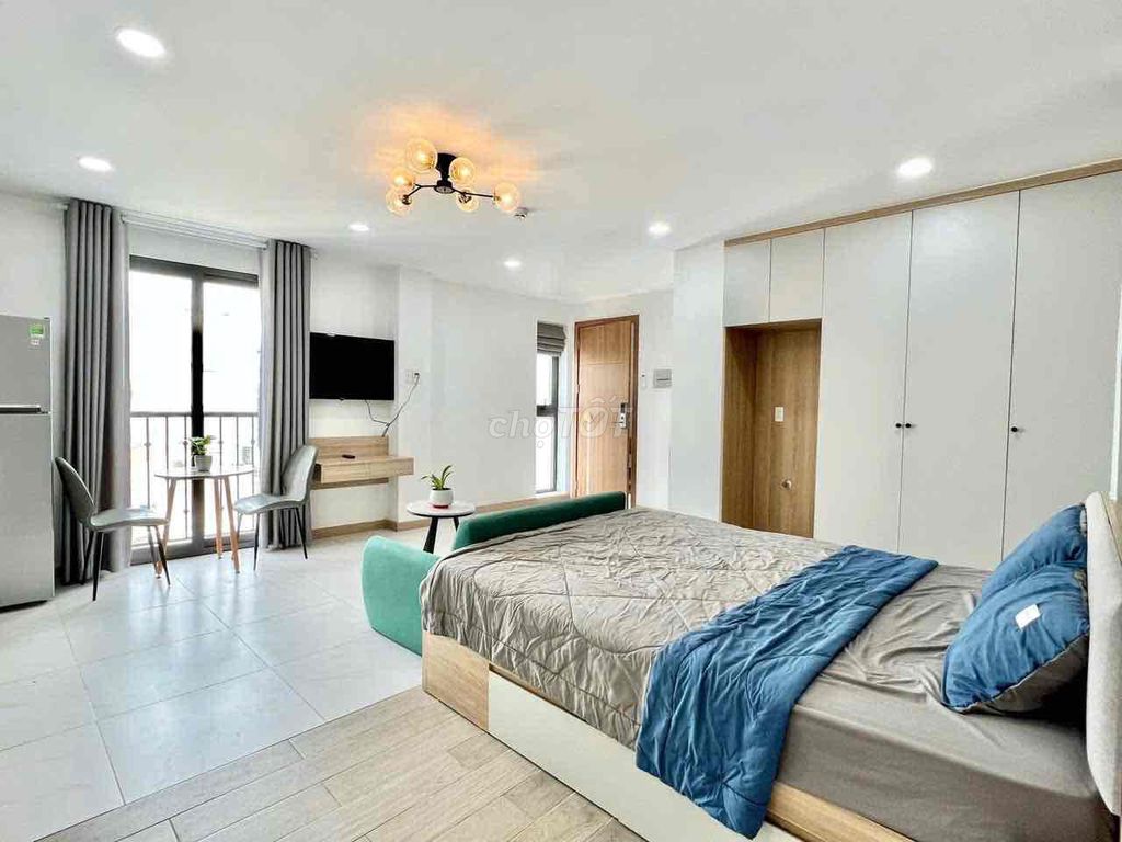 Rent the balcony with short notices by the turtle pool, new market