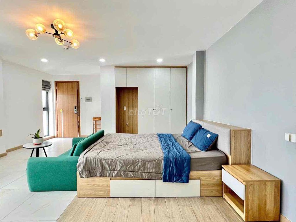 Rent the balcony with short notices by the turtle pool, new market