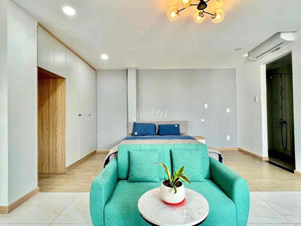 Rent the balcony with short notices by the turtle pool, new market