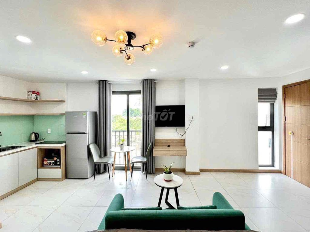 Rent the balcony with short notices by the turtle pool, new market