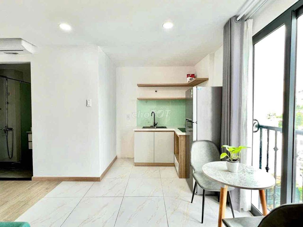 Rent the balcony with short notices by the turtle pool, new market