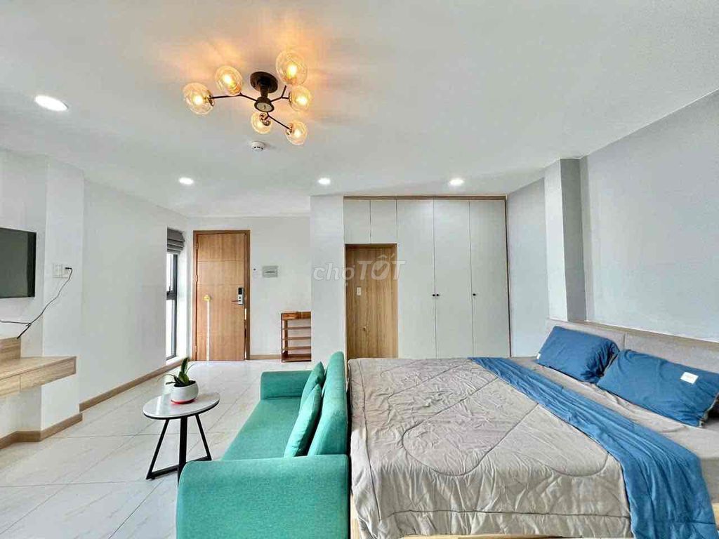 Rent the balcony with short notices by the turtle pool, new market