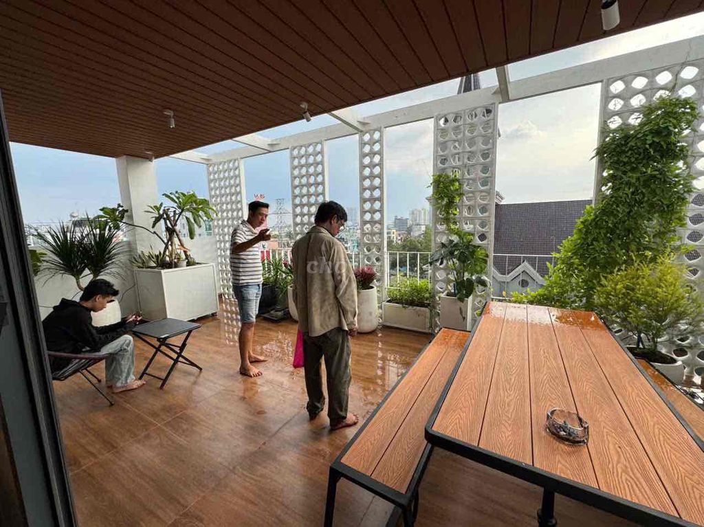 Two Penthouse Gardens bedrooms. Five for ten million.