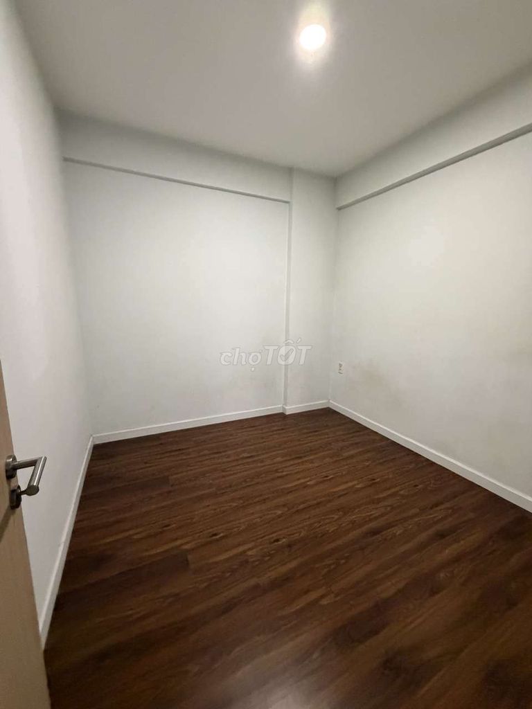 Get two bedrooms. Two Lovera Vista toilets.