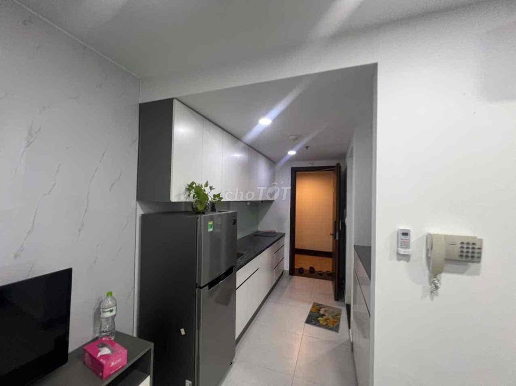 One bedroom. A full-scan bathroom.