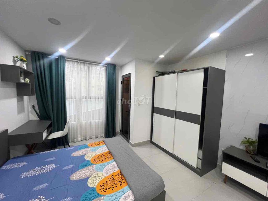 One bedroom. A full-scan bathroom.