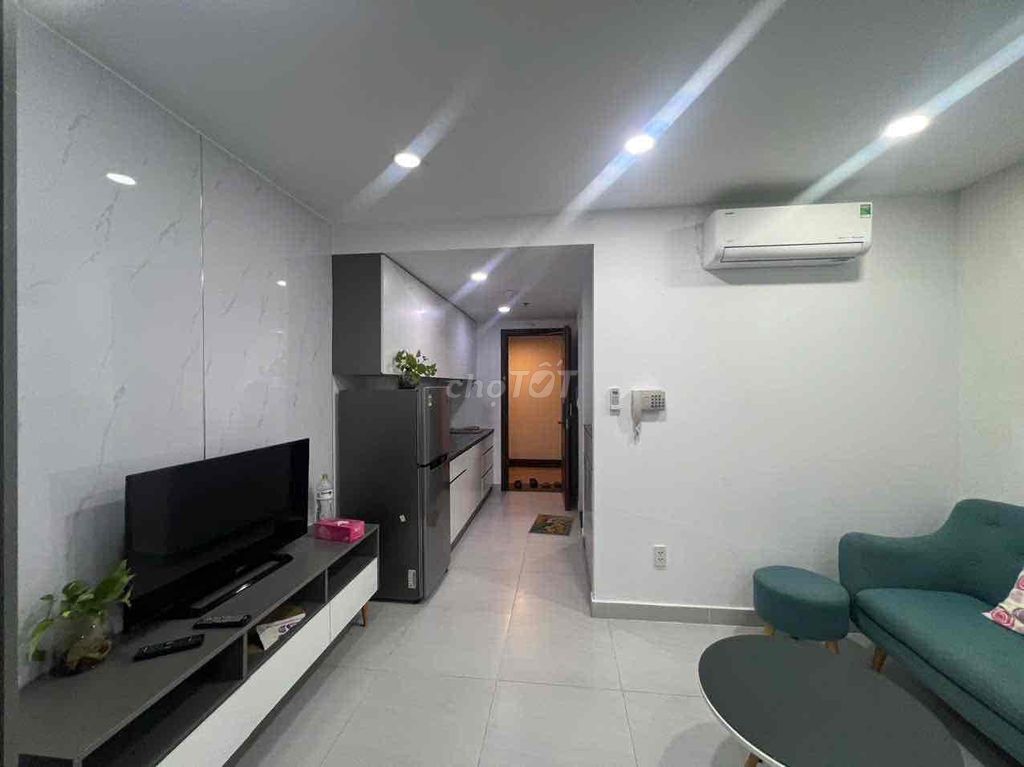 One bedroom. A full-scan bathroom.