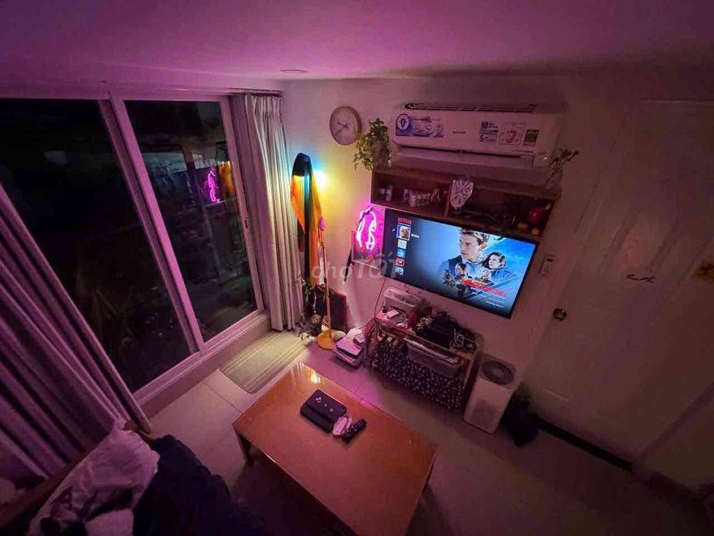 Clear a balcony bedroom.