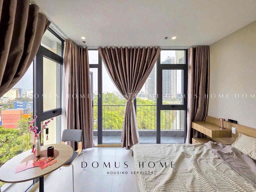 Rent an apartment full of furniture, Trần Hưng Đạo free balcony in 5th.