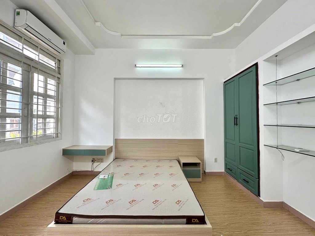 Room one has a balcony at the center of Tân Bình