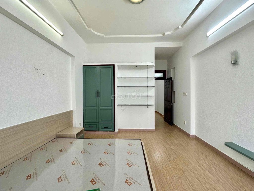 Room one has a balcony at the center of Tân Bình
