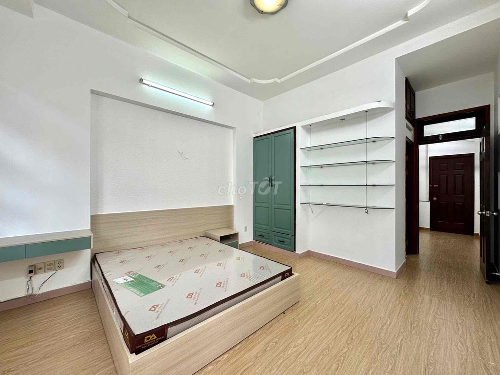Room one has a balcony at the center of Tân Bình