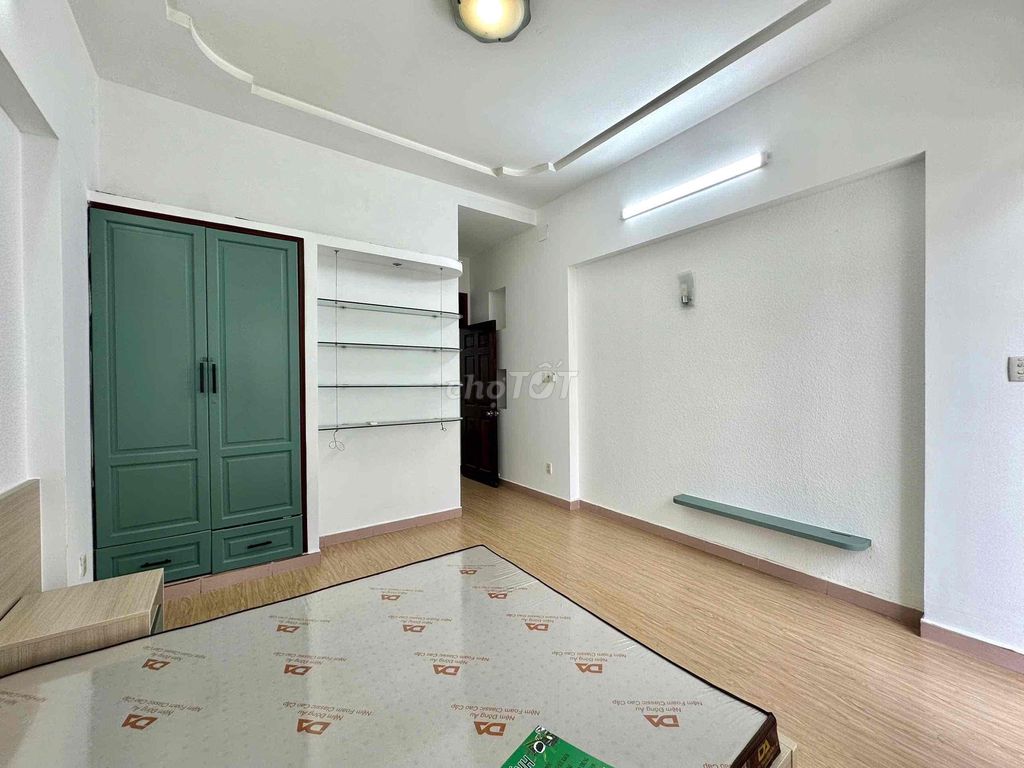 Room one has a balcony at the center of Tân Bình