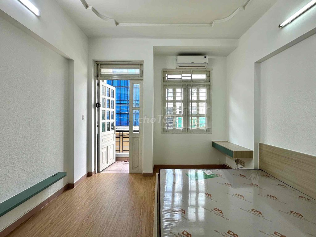 Room one has a balcony at the center of Tân Bình
