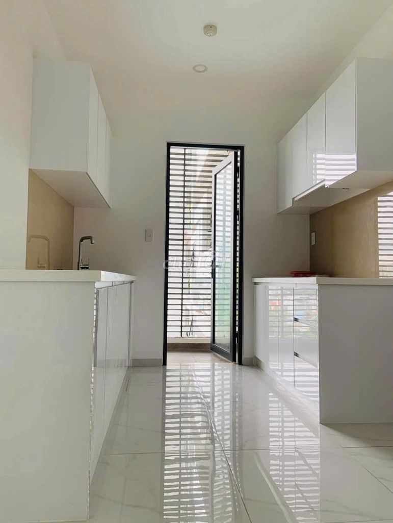 Rent two river corner bedrooms in the Dlusso District 2.