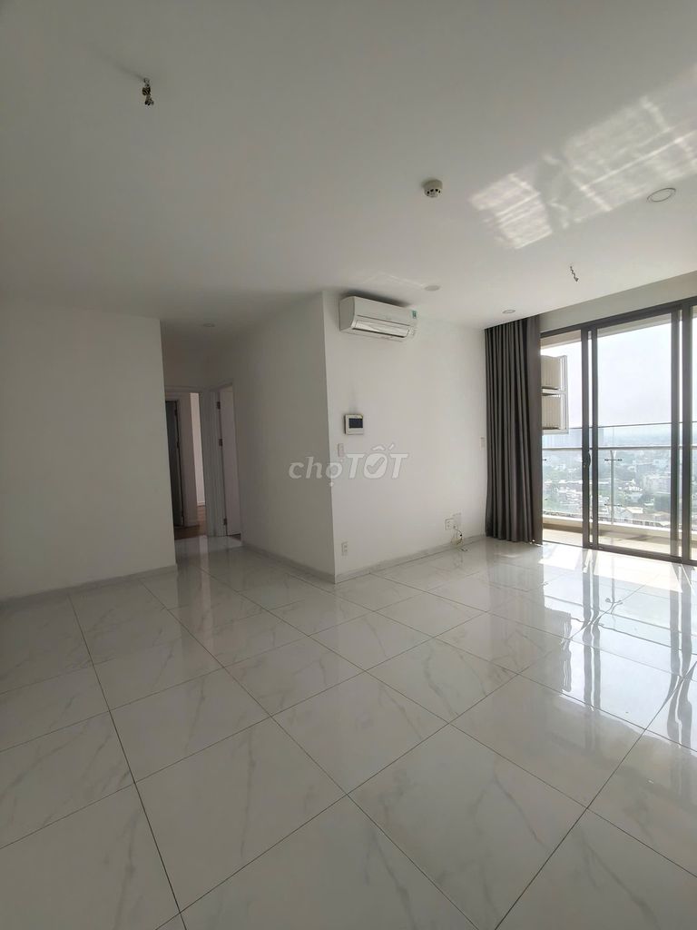 Rent two river corner bedrooms in the Dlusso District 2.
