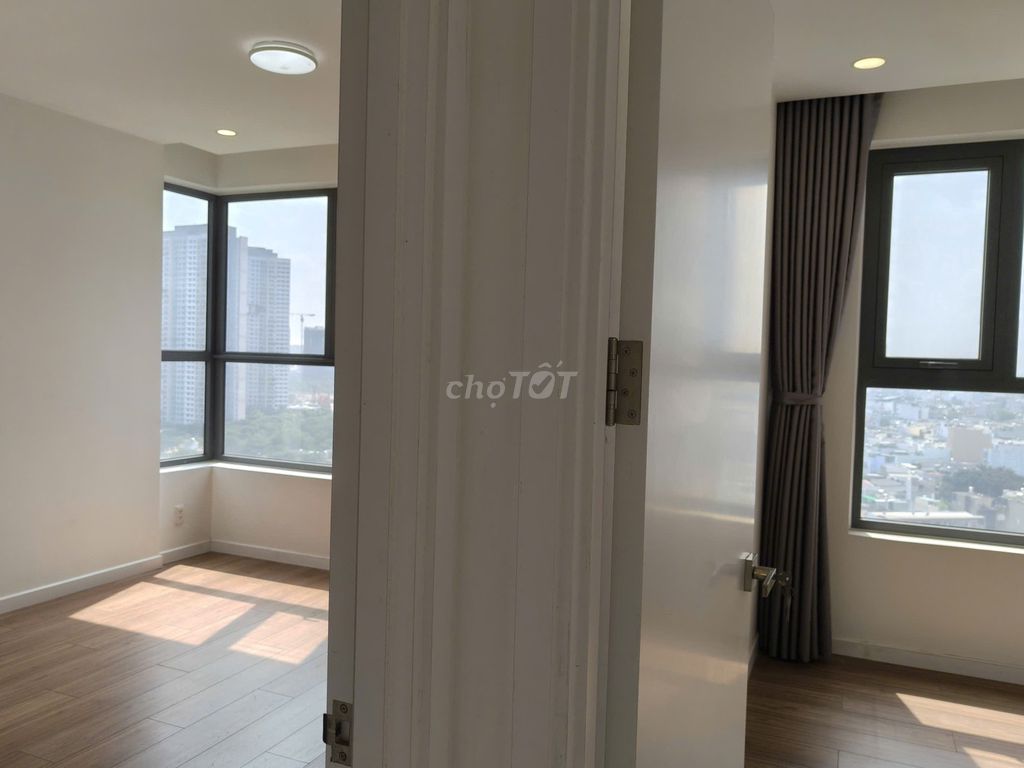 Rent two river corner bedrooms in the Dlusso District 2.
