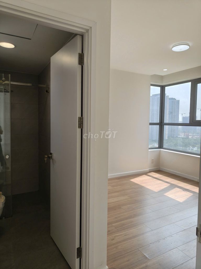 Rent two river corner bedrooms in the Dlusso District 2.