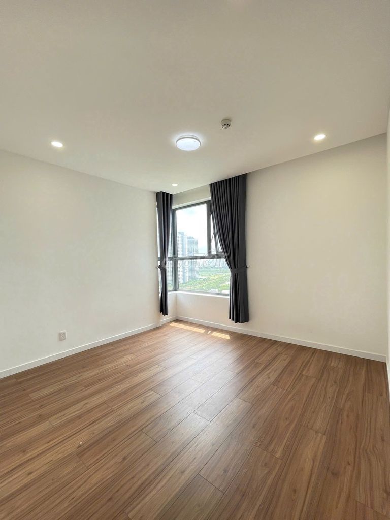 Rent two river corner bedrooms in the Dlusso District 2.