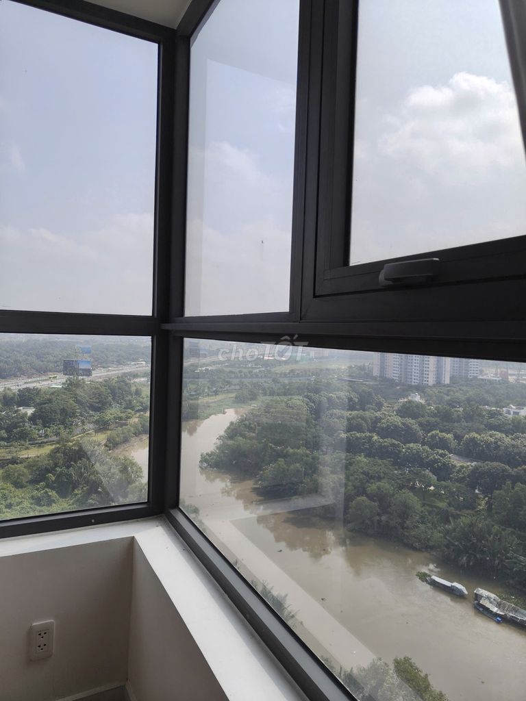 Rent two river corner bedrooms in the Dlusso District 2.