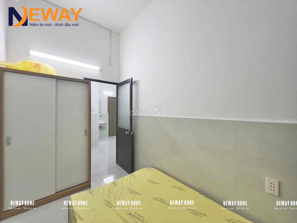 The two bedrooms have a full-size window near the Y bridge next to the 1st.