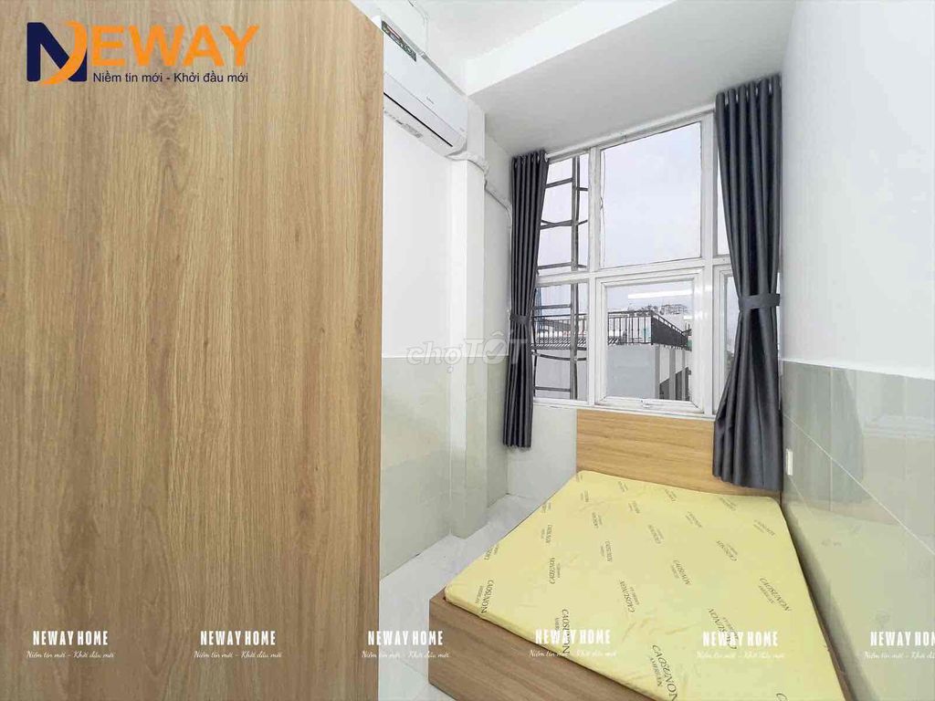 The two bedrooms have a full-size window near the Y bridge next to the 1st.