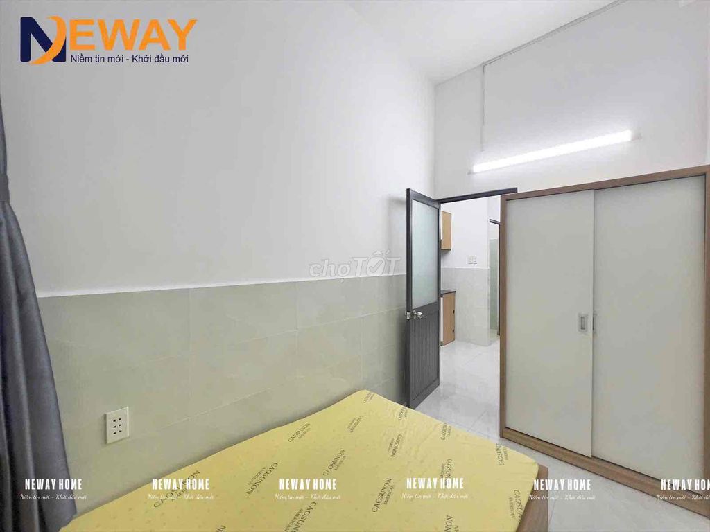 The two bedrooms have a full-size window near the Y bridge next to the 1st.