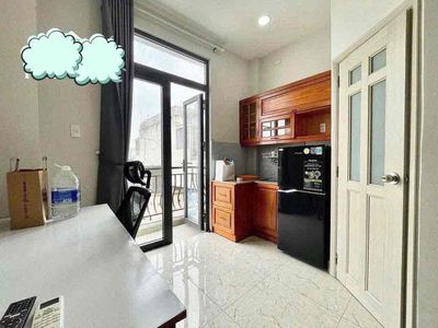 Rent two Bình Thạnh rooms with a elevator balcony near the market.
