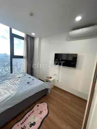 Rent the master EcoGreen District 7 room.