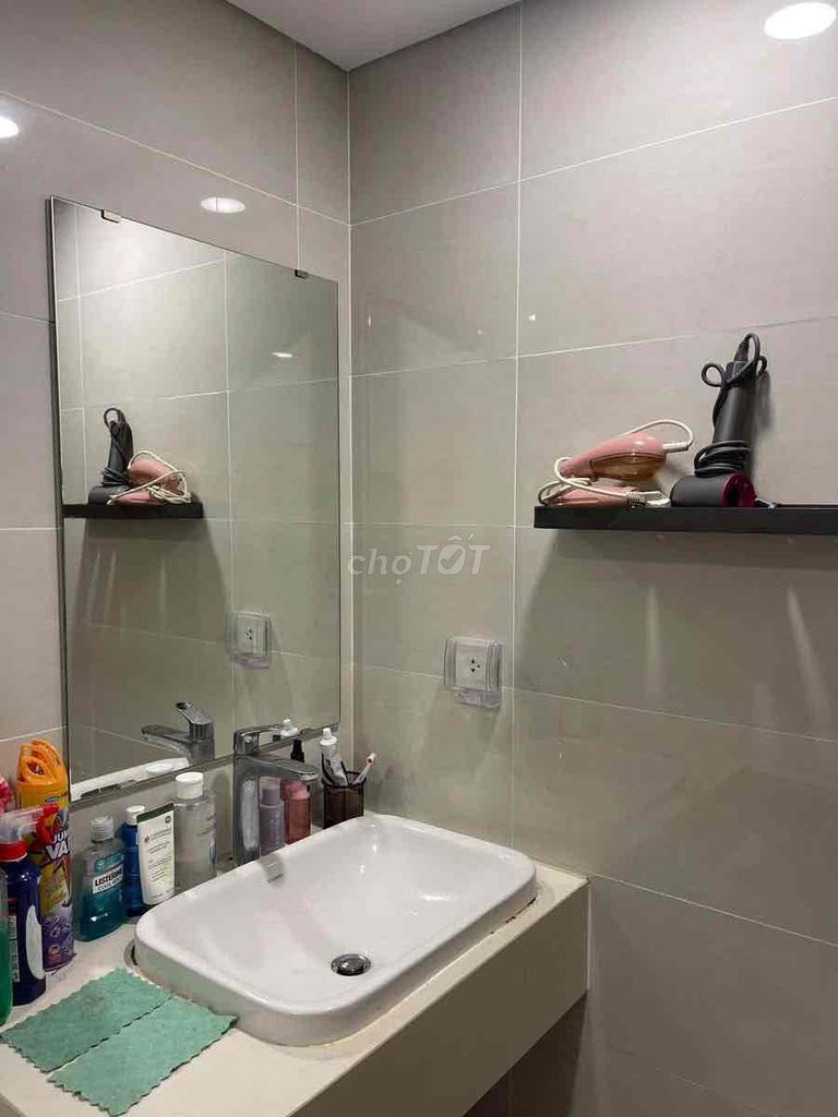 Rent the master EcoGreen District 7 room.