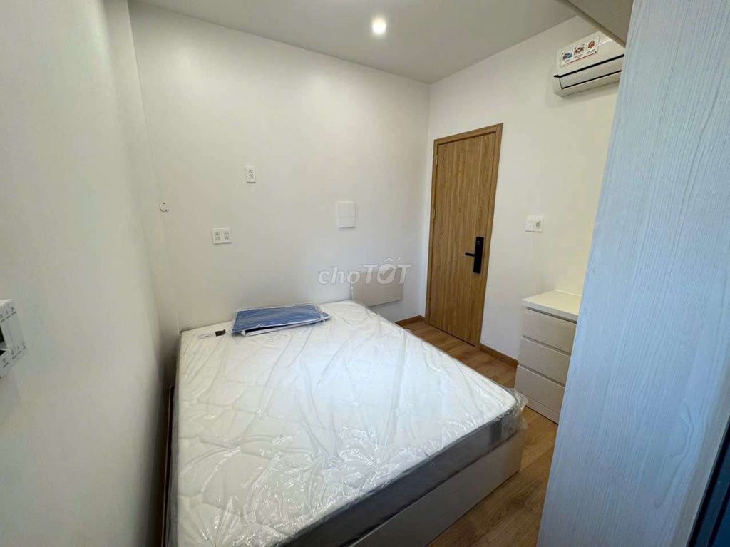 The studio has a balcony at 183 f Tôn Thất Thuyết.