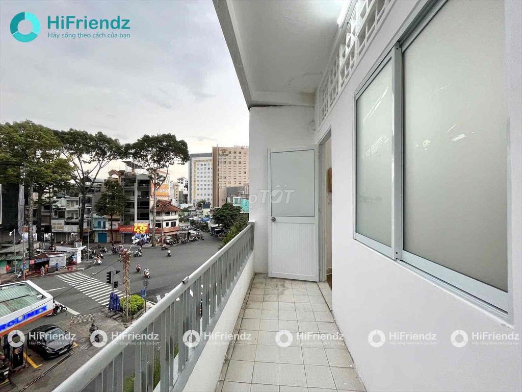 We're renting three super-scal bedrooms right in the heart of District 5.
